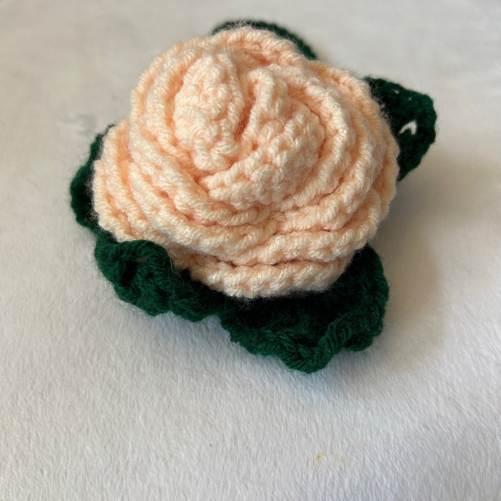 Flower bag charm Crochet Accessory with Green Leaves - Picture 3 of 3